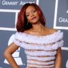 Rihanna é vista no Grammy de 2011 com cabelos alisados nos ombros
