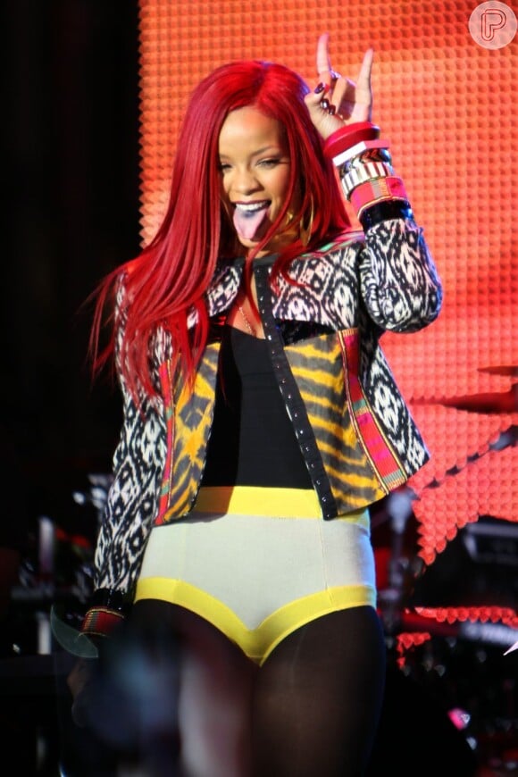 A cantora caribenha exibiu os cabelos ruivos, compridos e bem lisos, durante uma apresentação no Times Square, em Nova York, em novembro de 2010