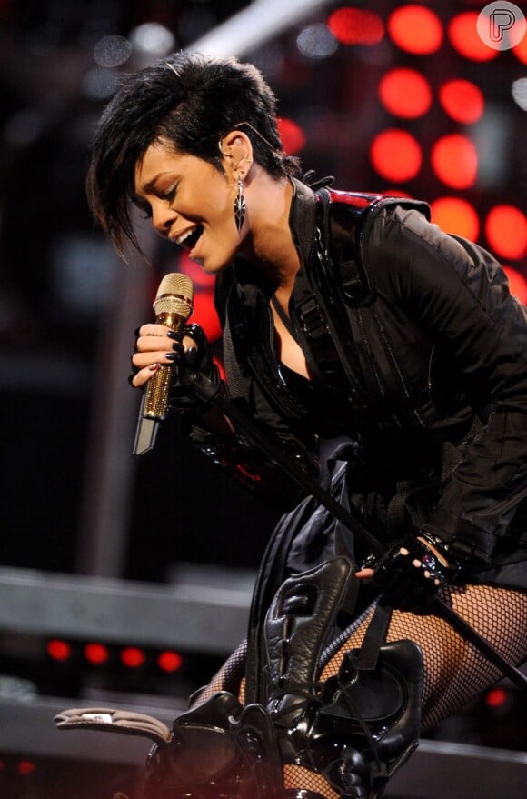 Rihanna também já usou cabelo curto com franjão e raspado dos lados, em janeiro de 2009