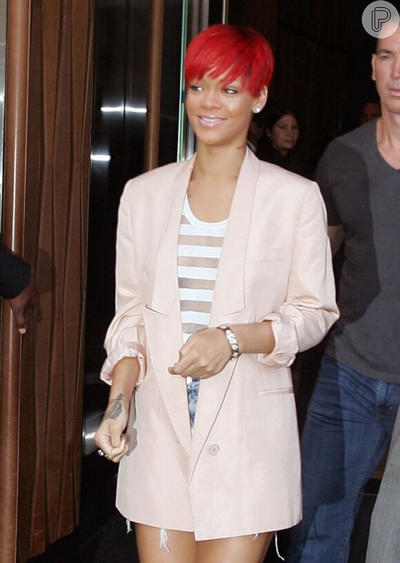 A cantora Rihanna estava ruiva em agosto de 2010
