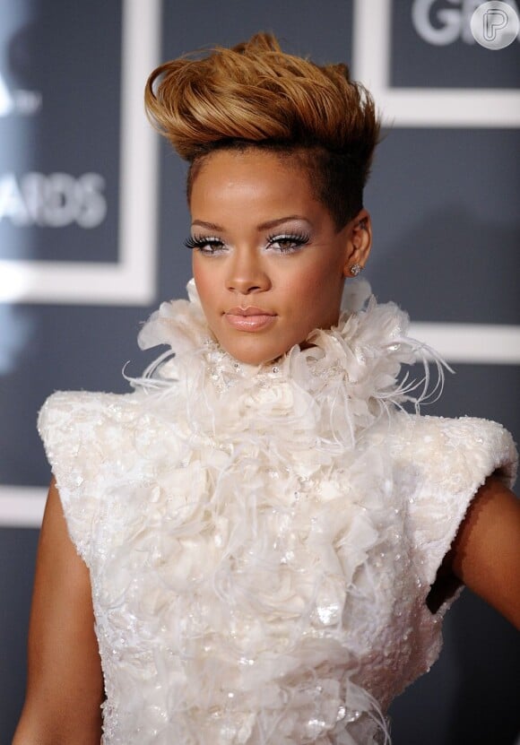 Rihanna chegou ao Grammy Awards com os fios ainda loiros, em um tipo de moicano, raspado dos lados e atrás, no começo de janeiro de 2010
