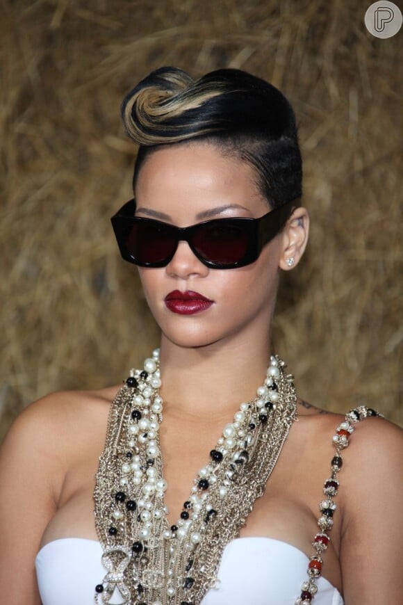 Rihanna chegou com o cabelo curto e mechas loiras em um penteado moderno em Paris, na França, em outubro de 2009