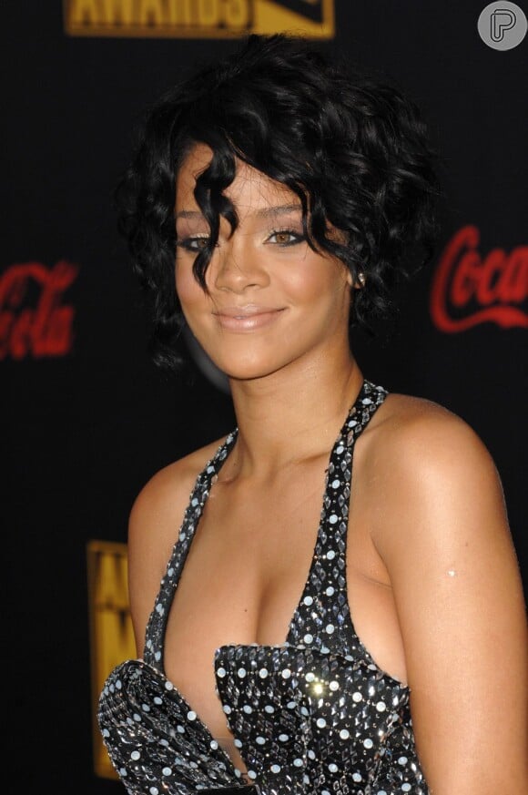 Com os cabelos curtos e cacheados, Rihanna compareceu ao Video Music Awards da MTV em novembro de 2007