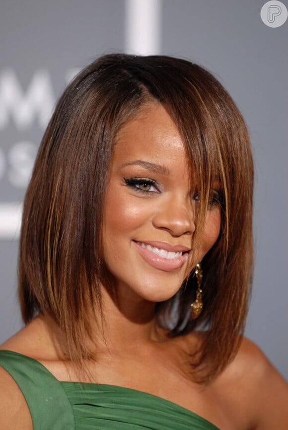 Rihanna chegou ao Grammy Awards com o cabelo natural bem alisado, em fevereiro de 2007