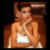 Rihanna publicou uma foto com um novo visual em seu Instagram, usando cabelos curtos novamente e com mechas loiras, nesta segunda-feira, 28 de janeiro de 2013