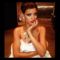 Rihanna aparece com novo visual; veja 45 looks da camaleoa cantora caribenha