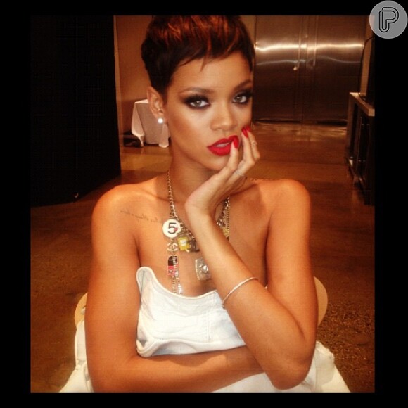 Rihanna publicou uma foto com um novo visual em seu Instagram, usando cabelos curtos novamente e com mechas loiras, nesta segunda-feira, 28 de janeiro de 2013