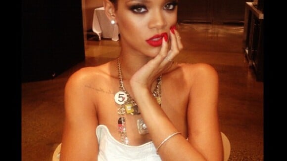 Rihanna aparece com novo visual; veja 45 looks da camaleoa cantora caribenha