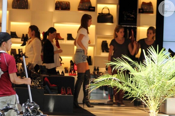 Thaila Ayala faz compras em loja do Rio de shortinho e exibiu pernas definidas. A atriz também provou um cuissard boot de salto alto 