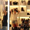 Thaila Ayala faz compras em loja do Rio de shortinho e exibe pernas definidas