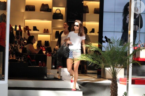 Thaila Ayla faz compras em loja do Rio de shortinho e exibe pernas definidas