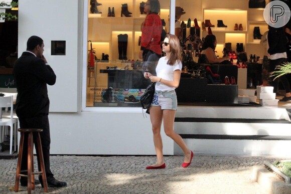 Thaila Ayala faz compras em loja do Rio de shortinho e exibe pernas definidas 14 de maio de 2014