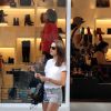 Thaila Ayala faz compras em loja do Rio de shortinho e exibe pernas definidas
