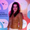 Alessandra Maestrini usou uma calça branca no Prêmio da Música Brasileira