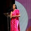 Camila Pitanga apresentou o Prêmio da Música Brasileira com um vestido longo rosa e cabelos soltos