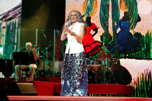 Maria Bethânia cantou no Prêmio da Música Brasileira usando uma saia longa