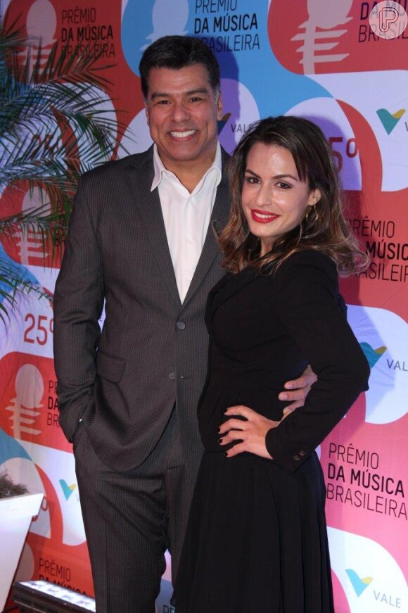 Bianca Andrade, namorada do ator Maurício Mattar, prestigiou a premiação com um look preto 