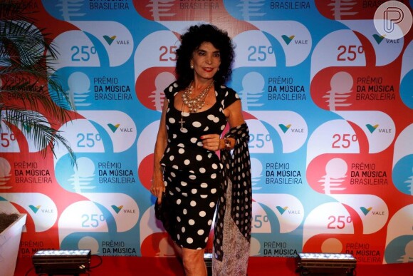 Lady Francisco usou um look de bolinhas no Prêmio de Música Brasileira