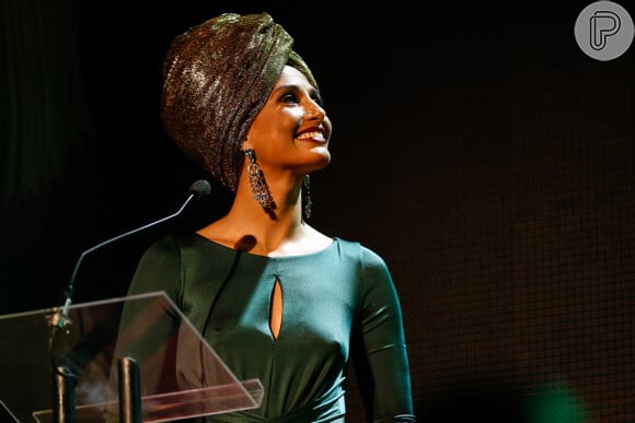 Com vestido verde e turbante, Camila Pitanga usou brincos da marca Silvia Furmanovich