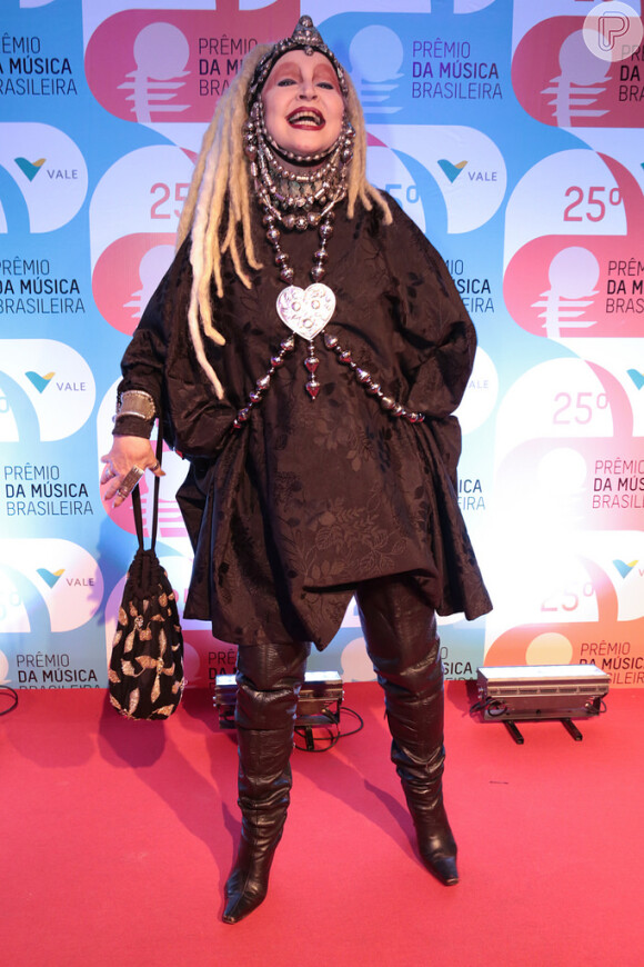 Elke Maravilha usa roupa preta e muitos acessórios no Prêmio de Música Brasileira