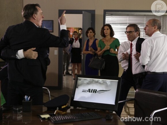 Branca (Ângela Vieira) assiste Ricardo (Herson Capri) ser demitido injustamente, na novela 'Em Família'