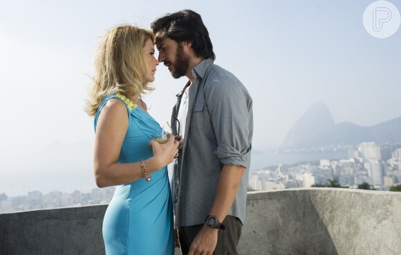 Herval (Ricardo Tozzi) e Pamela (Cláudia Abreu) marcam um encontro, em 'Geração Brasil'