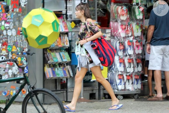 17 de maio de 2014 - Maria Casadevall mostra look estiloso durante passeio