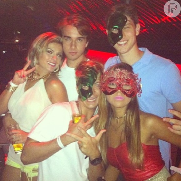 Babi Rossi e Olim Batista curtem fim de semana em Búzios e vão à festa com amigos. Panicat postou foto no Instagram em 28 de janeiro de 2013