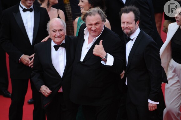 Gerard Depardieu ao lado de Joseph Blatter e do diretor Frédéric Auburtin no red carpet do filme 'United Passion' no Festival de Cannes 2014