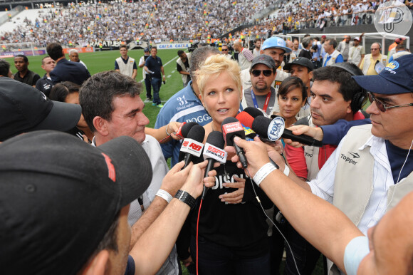 Xuxa é sediada pela imprensa na inaguração da Arena Corinthians, em São Paulo