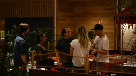 Flávia Alessandra encontra com Paulo Gustavo em restaurante no Rio