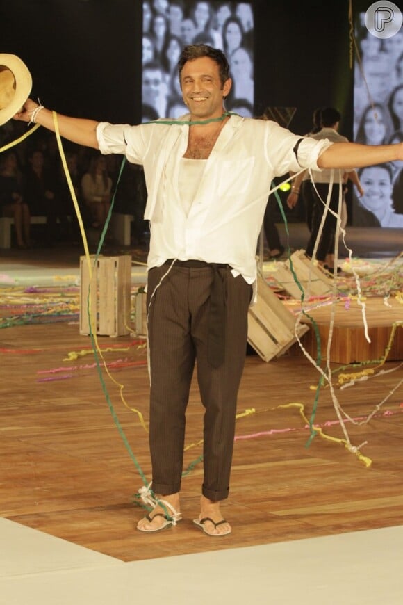 Domingos Montagner participa de apresentação teatral durante o lançamento da coleção de roupas da marca Havaianas, em São Paulo (19 de maio de 2014)