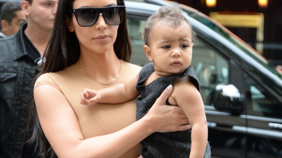 Kim Kardashian passeia com a filha, North West, em Paris, antes de seu casamento