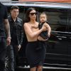 Kim Kardashian caminha com a filha, North West, no colo pelas ruas de Paris, na França, em 20 de maio de 2014