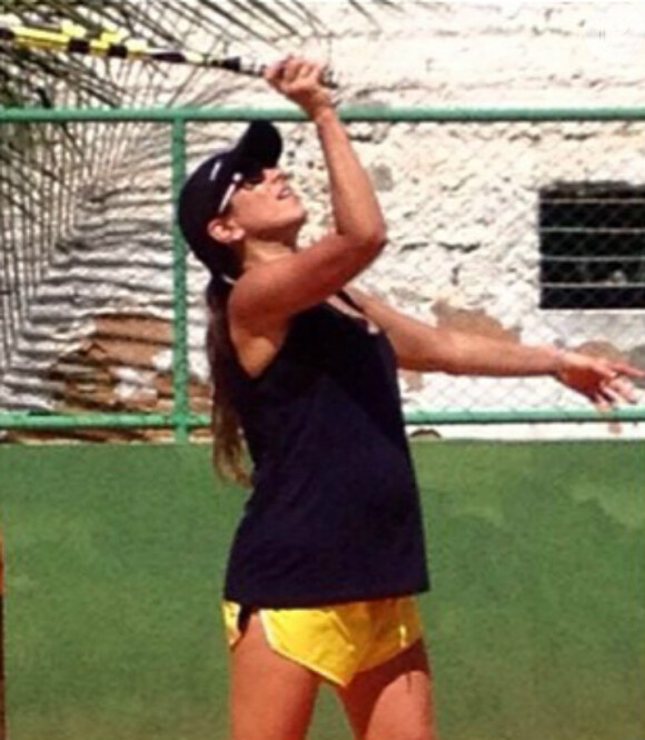 Patricia Abravanel tem praticado esporte durante a gravidez e está levando as aulas de tênis a sério