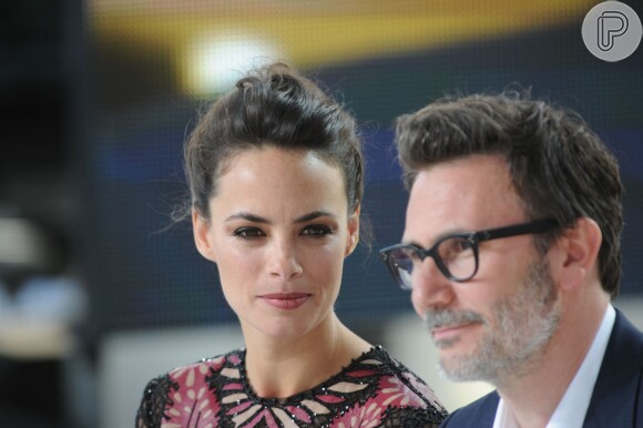 Michel Hazanavicius e Berenice Bejo participam do 'Le Grand Journal' durante o Festival de Cannes 2014