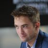 Robert Pattinson é um dos convidados do 'Le Grand Journal' durante o Festival de Cannes 2014