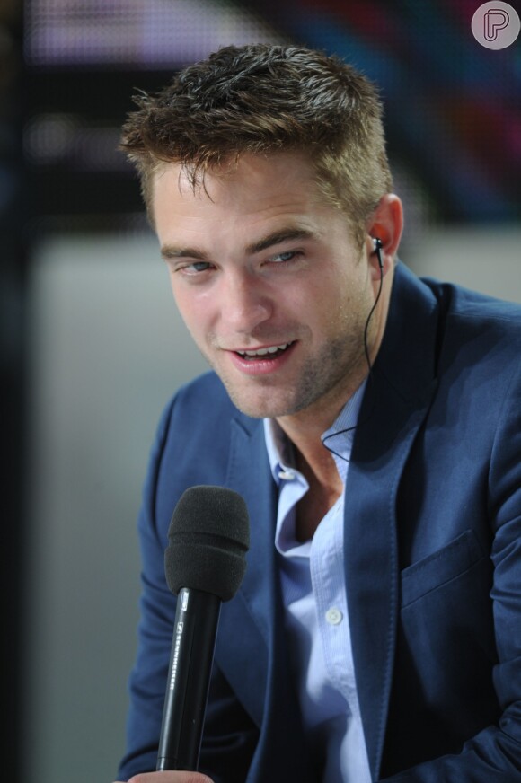 Robert Pattinson participa do 'Le Grand Journal' durante o Festival de Cannes 2014, em 20 de maio de 2014