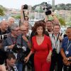 Sophia Loren conversa com os fotógrafos durante o Festival de Cannes 2014