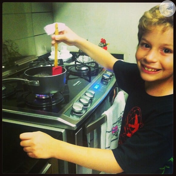 Olha o Pietro, filho da Giovanna Antonelli, mostrando que tem talento na cozinha 
