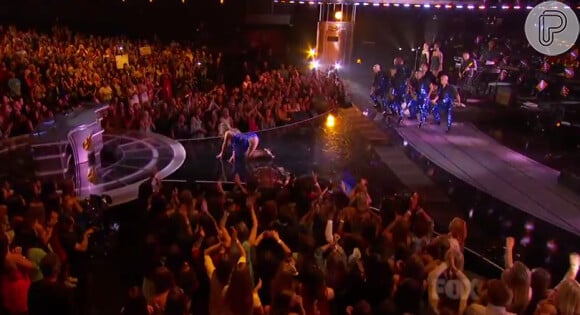 Jennifer Lopez engatinhou no palco e arrancou suspiros da plateia