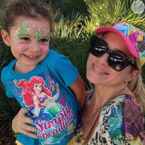 Letícia Spiller postou em seu Twitter fotos com a filha na viagem