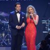 John Travolta e a mulher, Kelly Preston, participam do baile da amfAR durante o Festival de Cannes 2014 