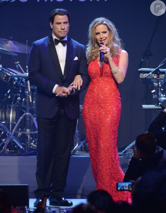 John Travolta e a mulher, Kelly Preston, participam do baile da amfAR durante o Festival de Cannes 2014 