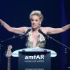 Sharon Stone apresenta desfile no baile da amfAR inspirado na Marylin Monroe durante o Festival de Cannes 2014 