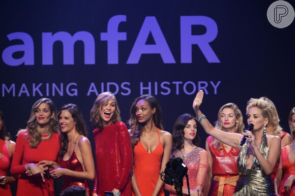 Sharon Stone apresenta desfile no baile da amfAR inspirado na Marylin Monroe durante o Festival de Cannes 2014 