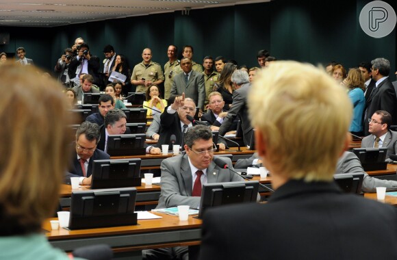 Durante sessão na Câmara em Brasília, Xuxa foi hostilizada pelo deputado federal Pastor Eurico (PSB-PE): 'Fez filme pornô', disse o parlamentar