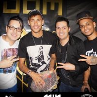 Sem Bruna Marquezine, Neymar faz noitada com amigos em Santos