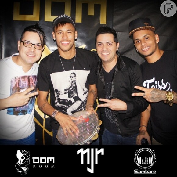 Neymar se diverte em casa noturna de Santos e posa com os músicos da banda Sambare (22 de maio de 2014)