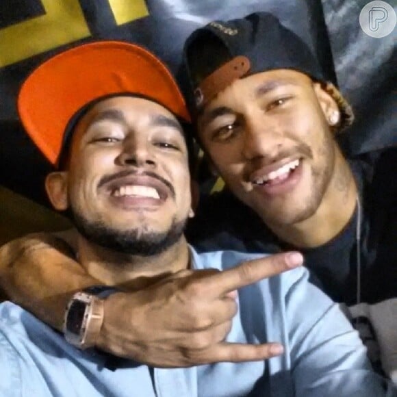 Neymar posa com o funkeiro Mc Tikão em boate de Santos
